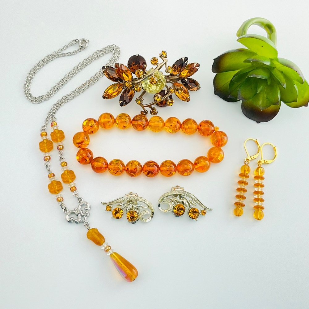 Vtg Confetti Lucite Stretch Bracelet, Faux Amber, Size 7+, MCM, Mod - Picture 8 of 8